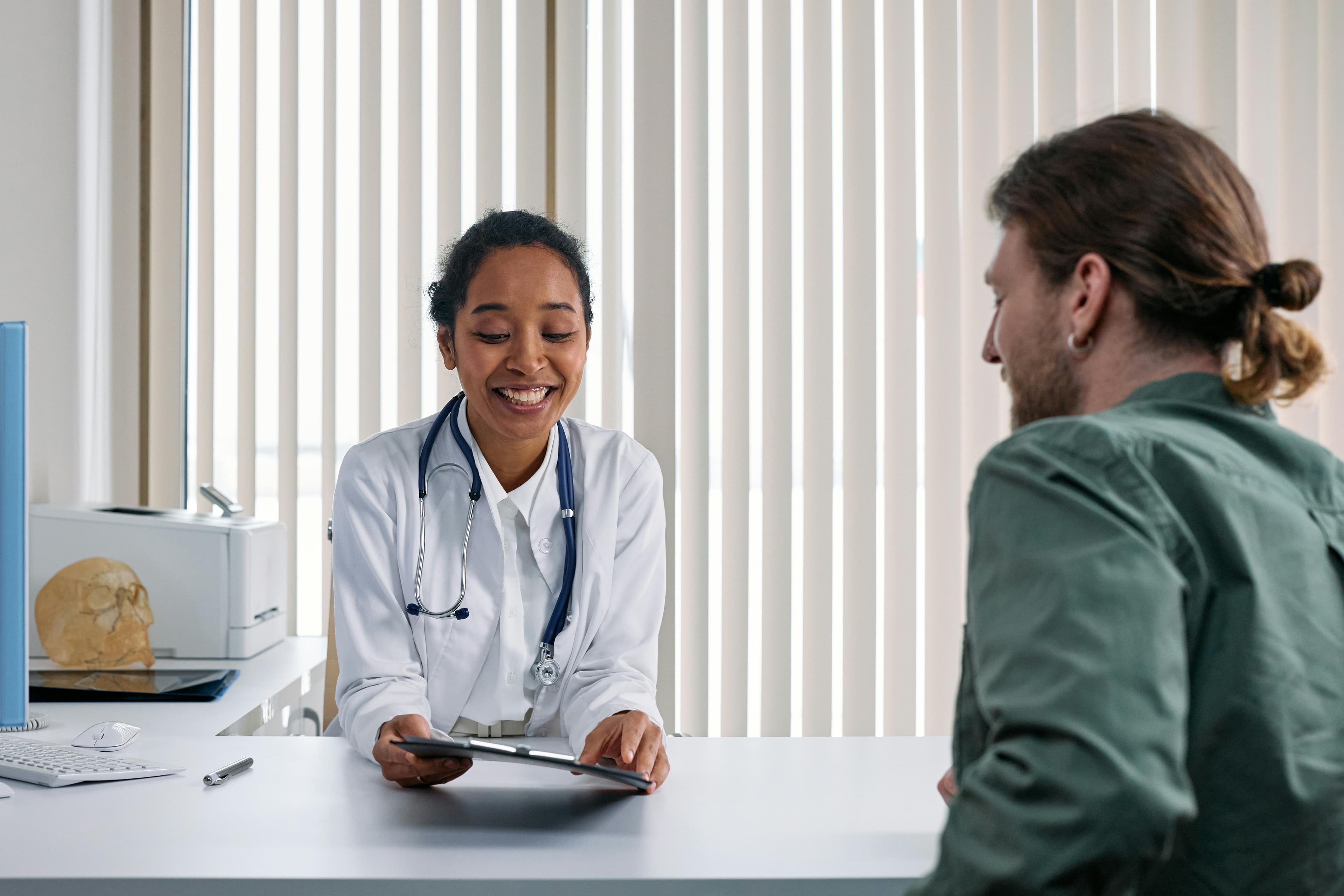 Persona en consulta médica, tono cálido y esperanzador