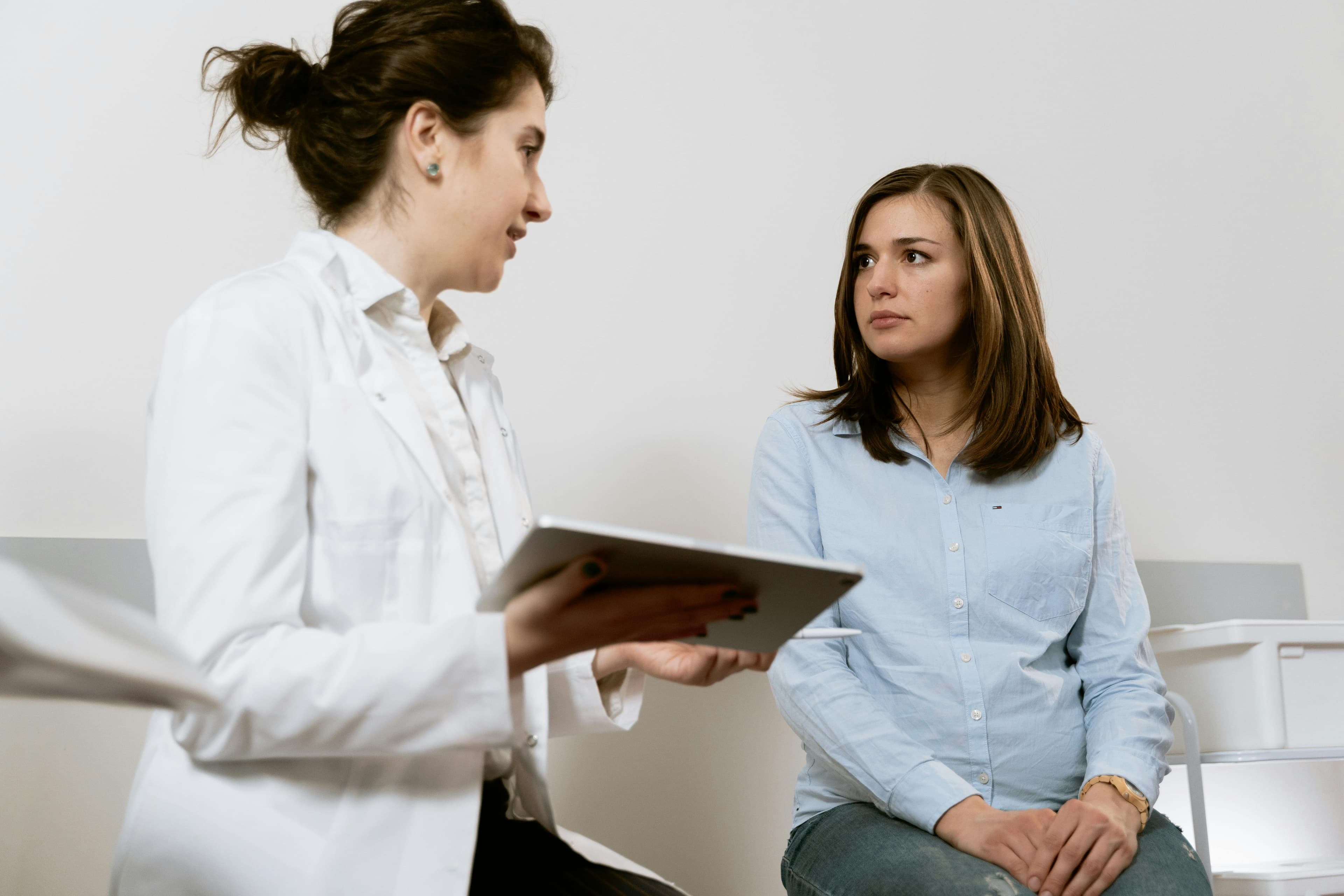 Mujer joven en consulta médica, tono esperanzador y positivo